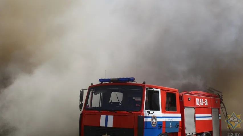 У Гродне тушылі буйны пажар на тэрыторыі былой вайсковай часткі (фота)