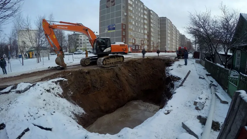 У Слуцку прарвала каналізацыйны калектар (фота)