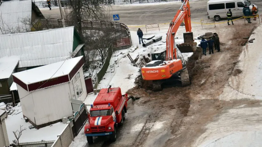 У Слуцку прарвала каналізацыйны калектар (фота)