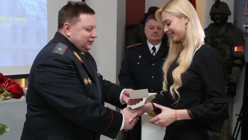 Беларускія міліцыянеры ўзнагародзілі "папулярных медыяасобаў" (фота, відэа)