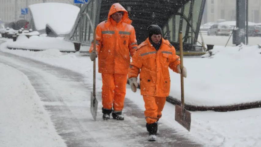 Жыхары Мінска змагаюцца з магутным снегападам
