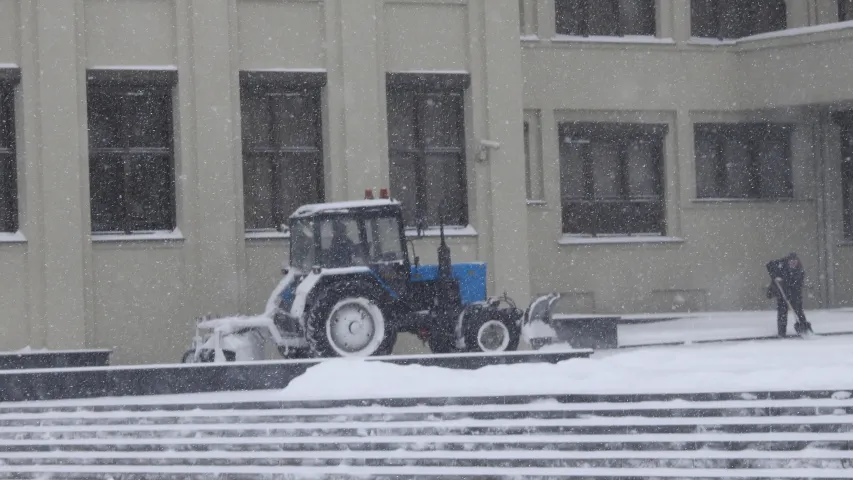 Жыхары Мінска змагаюцца з магутным снегападам