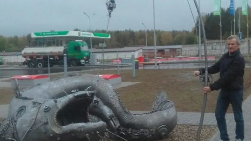 На запраўцы "Беларуснафты" паставілі шасціметровага жалезнага сома