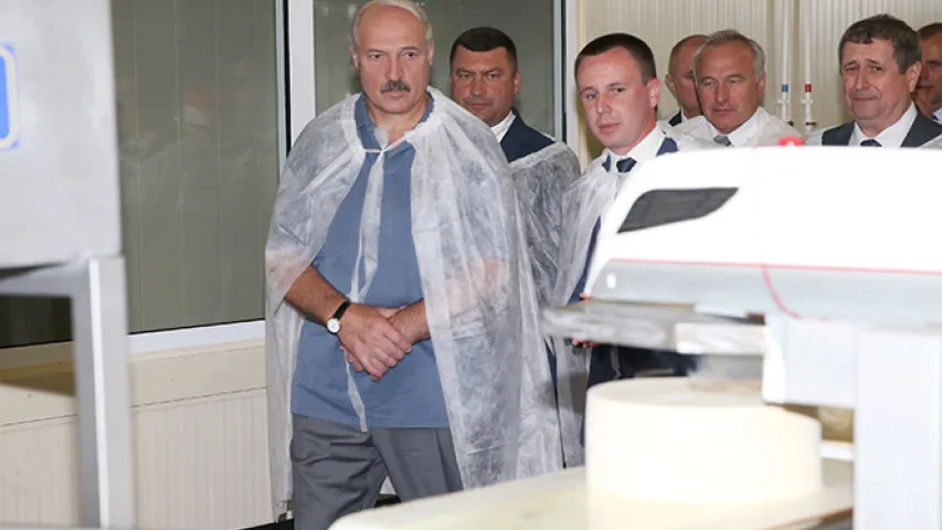 Фотафакт: Лукашэнка распісаўся на браслаўскім сыры