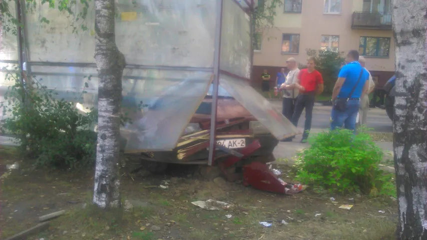 У Віцебску п'яны кіроўца на легкавіку пратараніў прыпынак (фота)