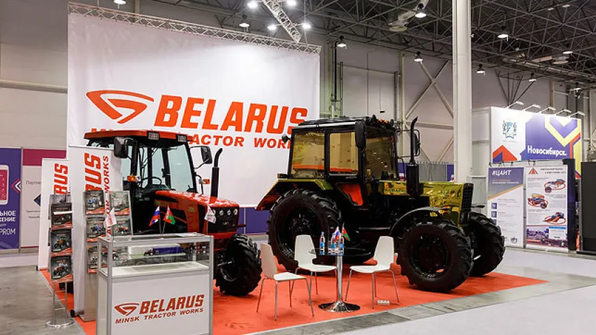 На выставе ў Новасібірску паказалі залаты трактар ​​"Беларус" (фота)