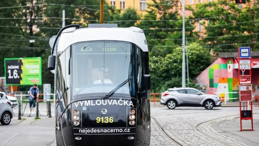 У Празе з'явіліся трамваі, аблепленыя адгаворкамі безбілетнікаў (фота)