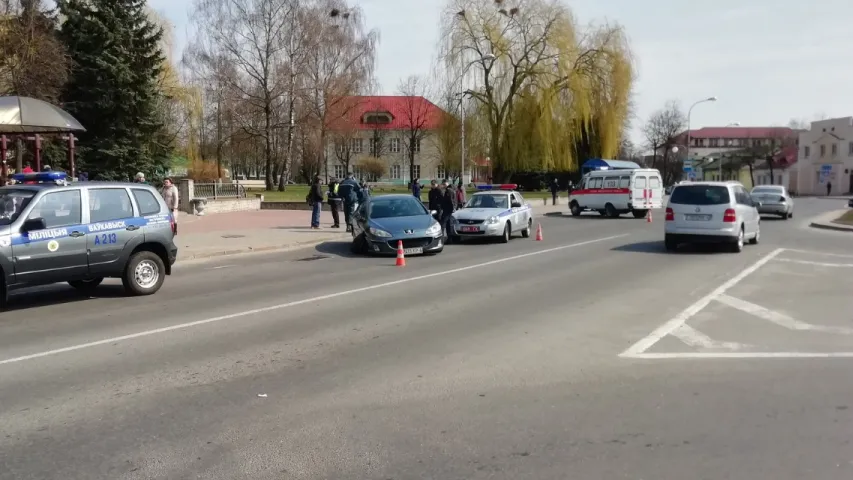 Аўтамабіль у Ваўкавыску заехаў у людзей на прыпынку (фота, відэа)