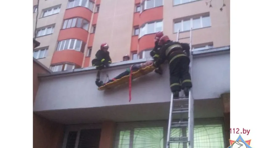 У Мінску мужчына зваліўся з 4-га паверху на дах крамы (фота)