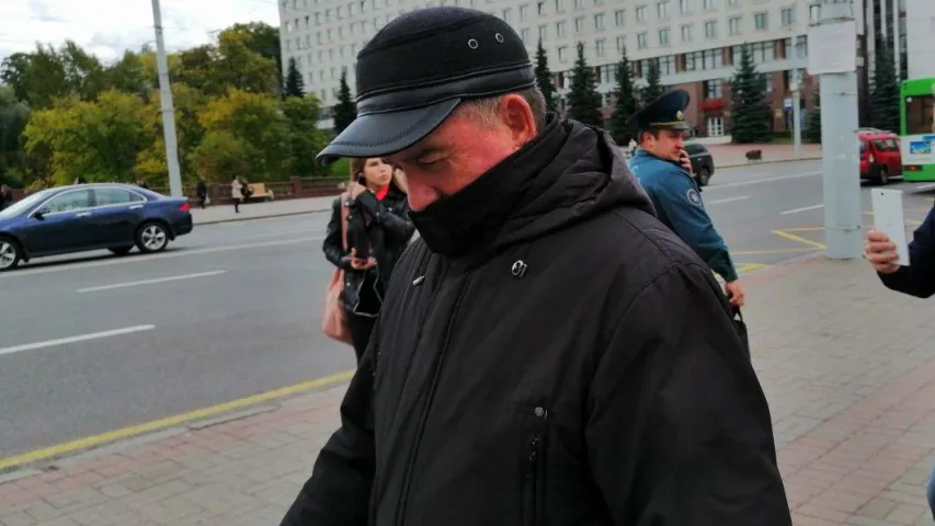 Мужчына напаў на выбарчы пікет у Віцебску за надпіс "Не — расійскай акупацыі!"