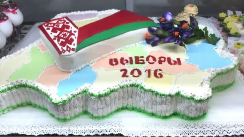 На выбарчым участку, дзе галасуе Лукашэнка, зрабілі каўбасную бабу (фота)