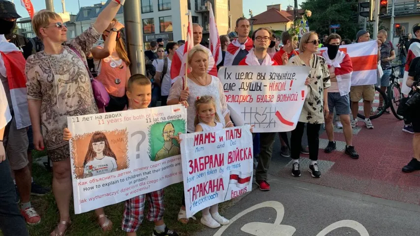 Фотофакт: Белорусы идут маршем по Варшаве в годовщину начала протестов