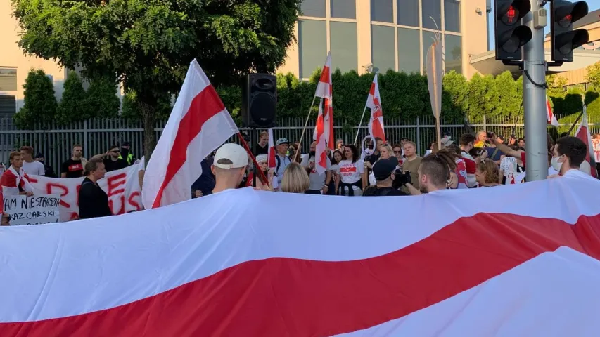 Фотофакт: Белорусы идут маршем по Варшаве в годовщину начала протестов