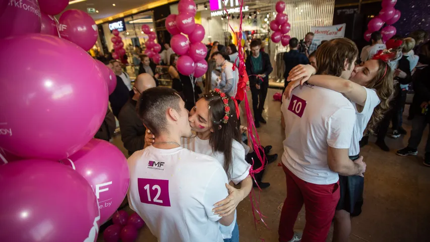 Впечатлило: в Минске прошёл "Марафон поцелуев"