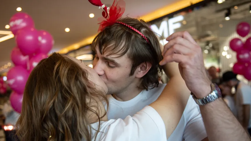 Впечатлило: в Минске прошёл "Марафон поцелуев"
