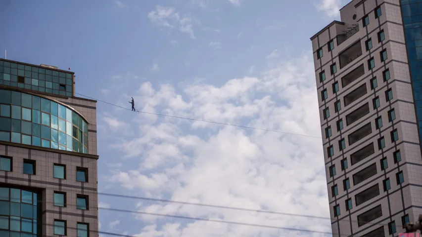 У Мінску канатаходзец прайшоў на вышыні 70 м паміж двума будынкамі (фота)