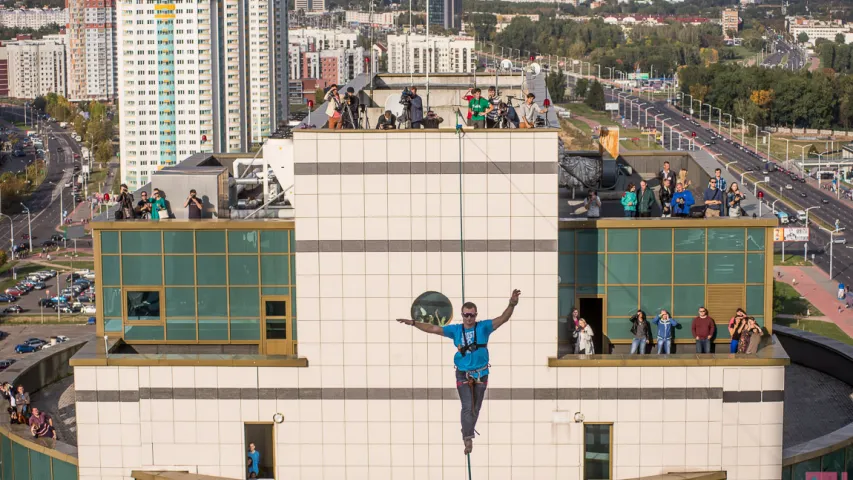 У Мінску канатаходзец прайшоў на вышыні 70 м паміж двума будынкамі (фота)