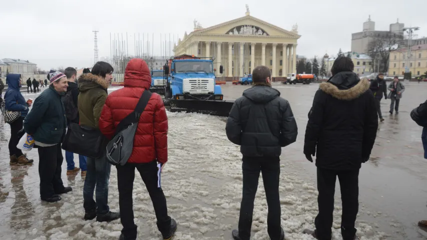 Як прадпрымальнікаў выціскалі з плошчы камунальнікі з шуфлямі