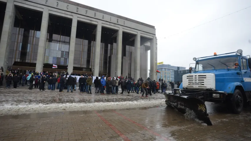 Як прадпрымальнікаў выціскалі з плошчы камунальнікі з шуфлямі