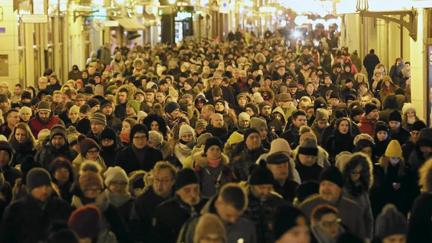Пасля забойства мэра Гданьска Адамовіча людзі выйшлі на вуліцы гарадоў (фота)