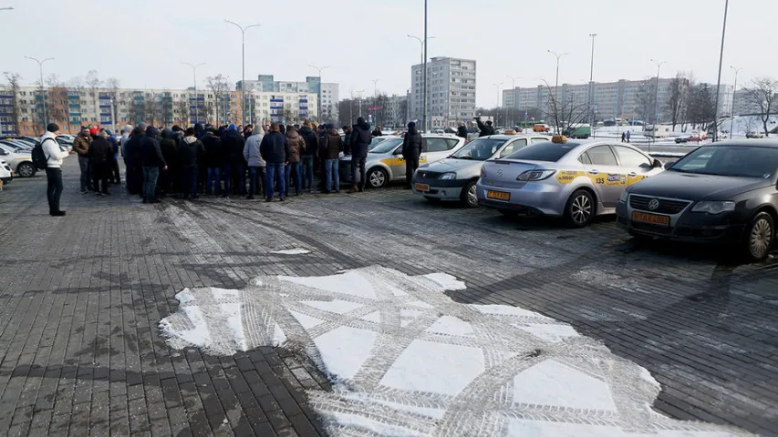У Мінску прайшоў сход раззлаваных таксістаў (фота)