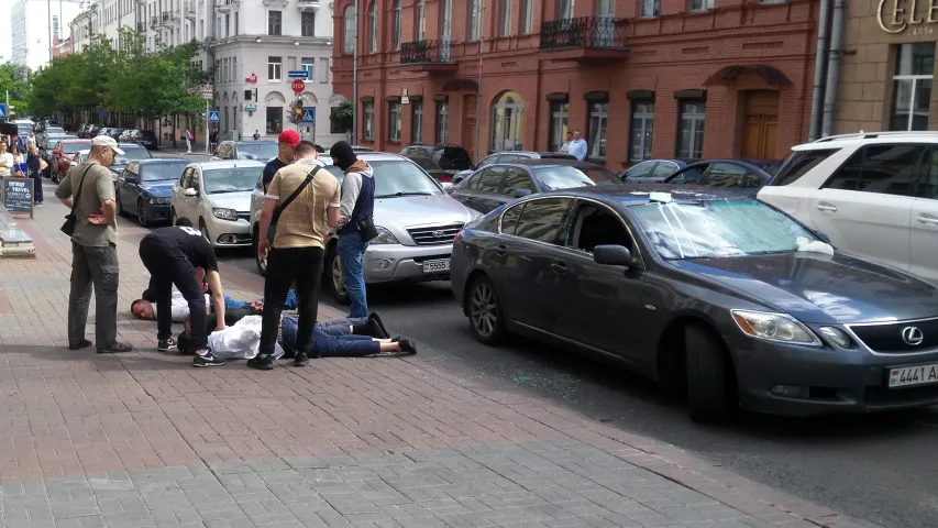 У цэнтры Мінска адбылося жорсткае затрыманне групы мужчын. Фота