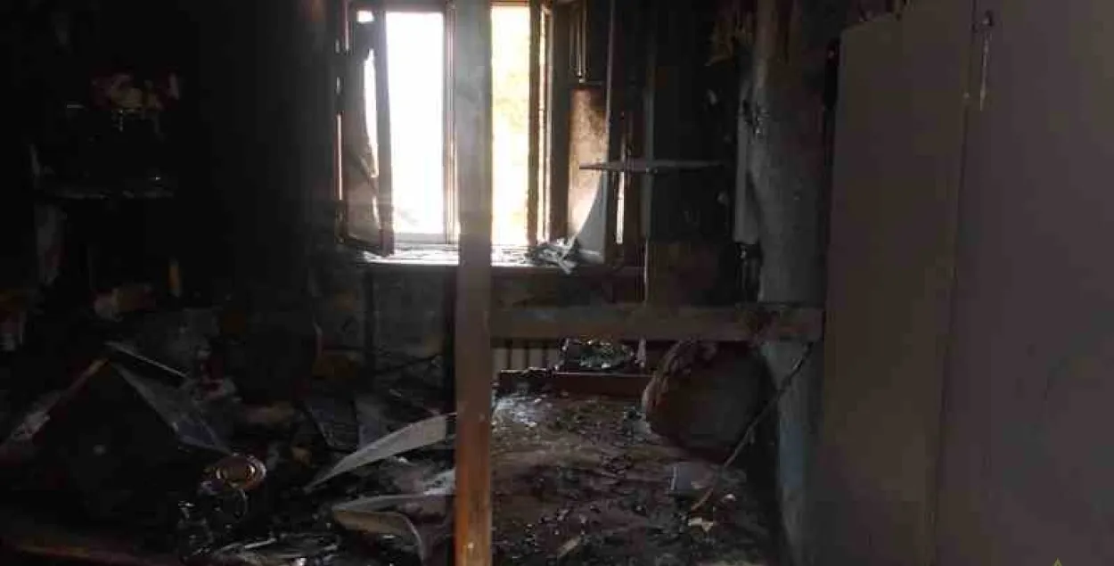 На месте пожара в общежитии в Поставах. Фото: 112.by