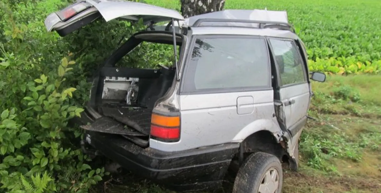 Каля Узды Volkswagen наляцеў на дрэва, 30-гадовая кіроўца загінула