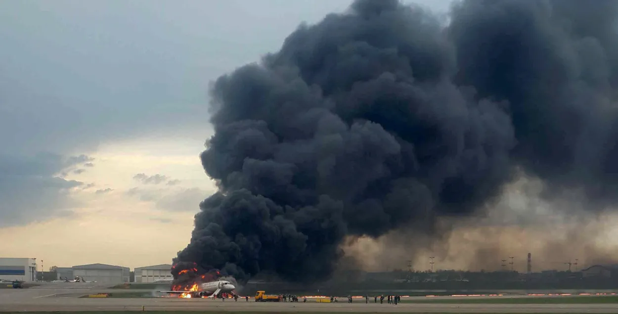 В Шереметьево при аварийной посадке загорелся Sukhoi Superjet, есть жертвы