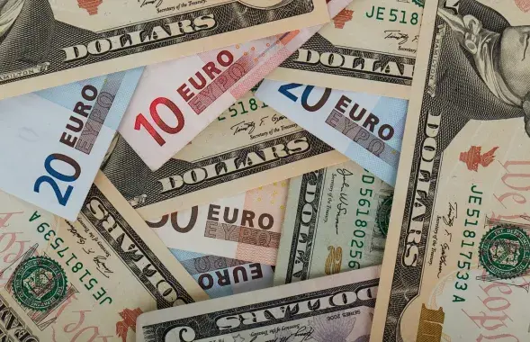 Доллар и евро выросли до максимума за почти неделю
